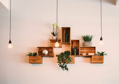 woonkamer wandplanken planten verlichting
